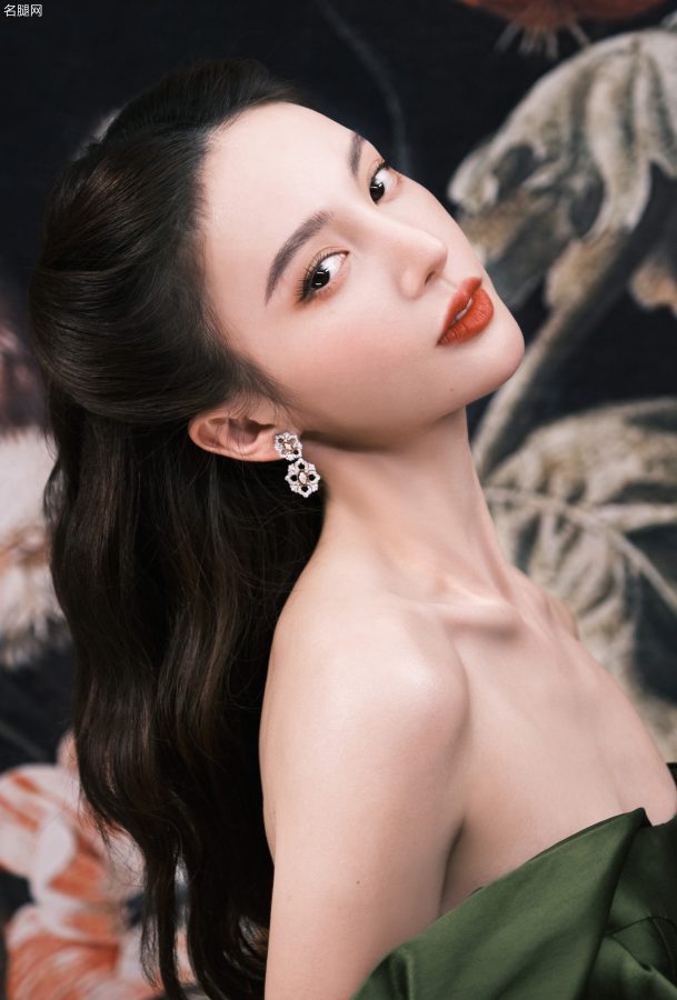 金晨国剧盛典红毯穿一条露肩抹胸长裙宛如一只魅人的狐狸精(6/10)