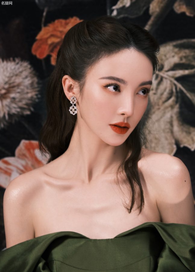 金晨国剧盛典红毯穿一条露肩抹胸长裙宛如一只魅人的狐狸精(5/10)