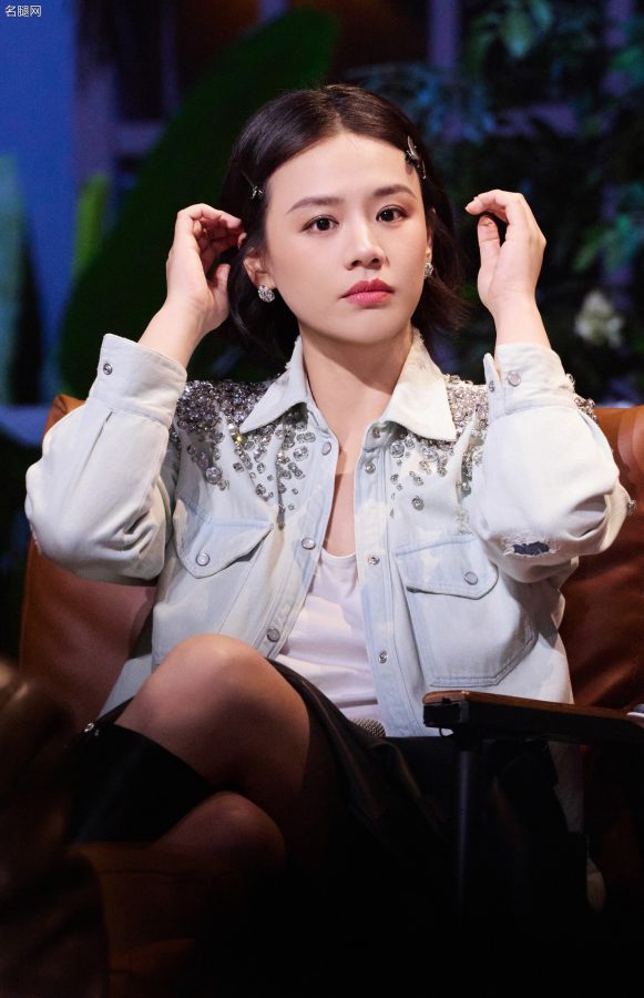 《大侦探》节目里马思纯穿超短裙露腿(3/3)