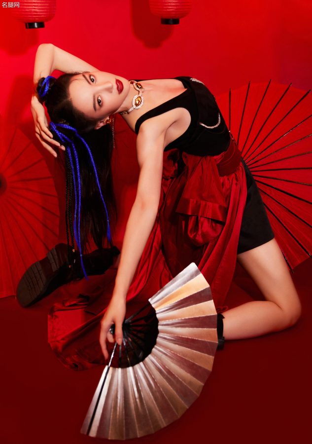 折扇红伞今日利落动人的长腿美女金晨(2/5)
