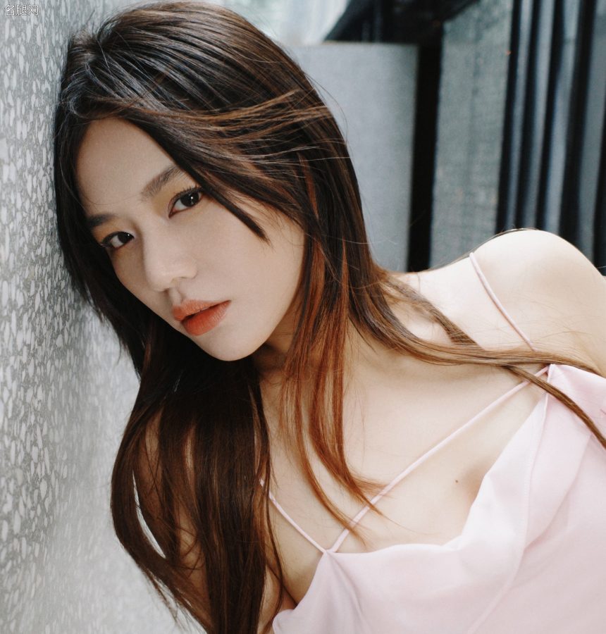 马思纯身穿印花连衣裙踩红色细高跟拍摄夏日美照(4/4)