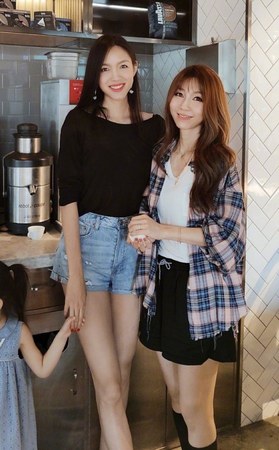 张梓琳生活中的牛仔热裤大长腿(1/2)
