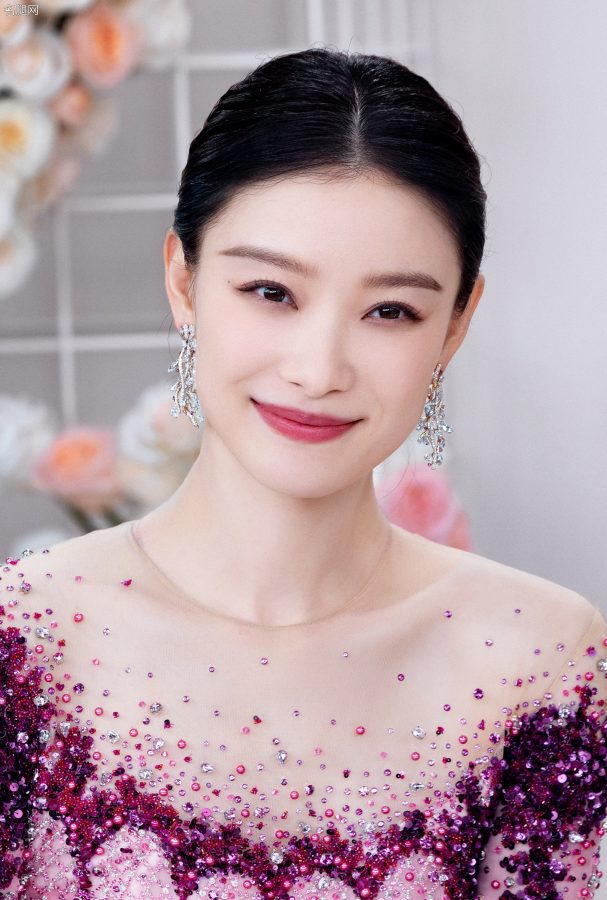 女明星倪妮穿紫色纱裙躺在地上展露玉足(9/9)