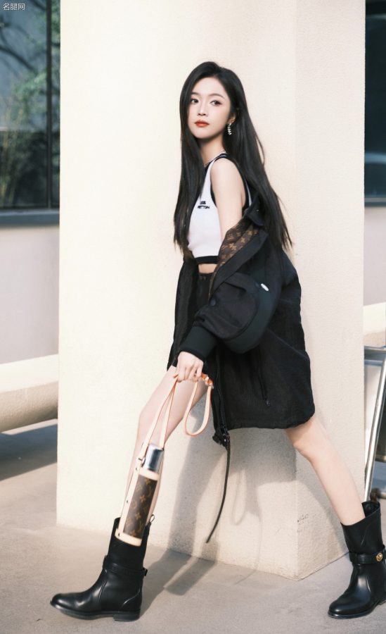 元气满满的细腿美女吴宣仪装扮酷飒(4/7)