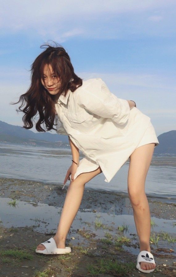 女歌手程佳佳麦田里秀白腿(1/3)