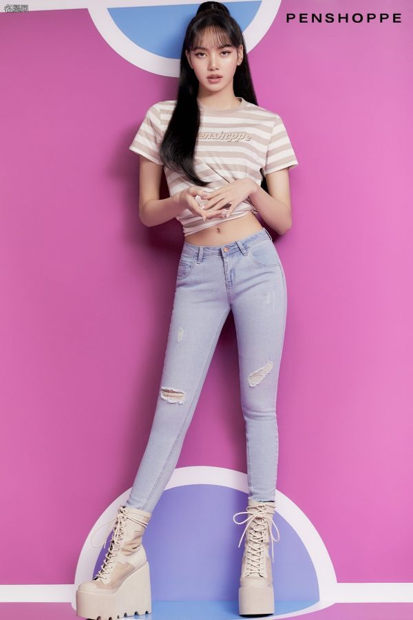 BLACKPINK成员LISA拍摄清纯少女写真穿牛仔热裤翘二郎腿(2/13)
