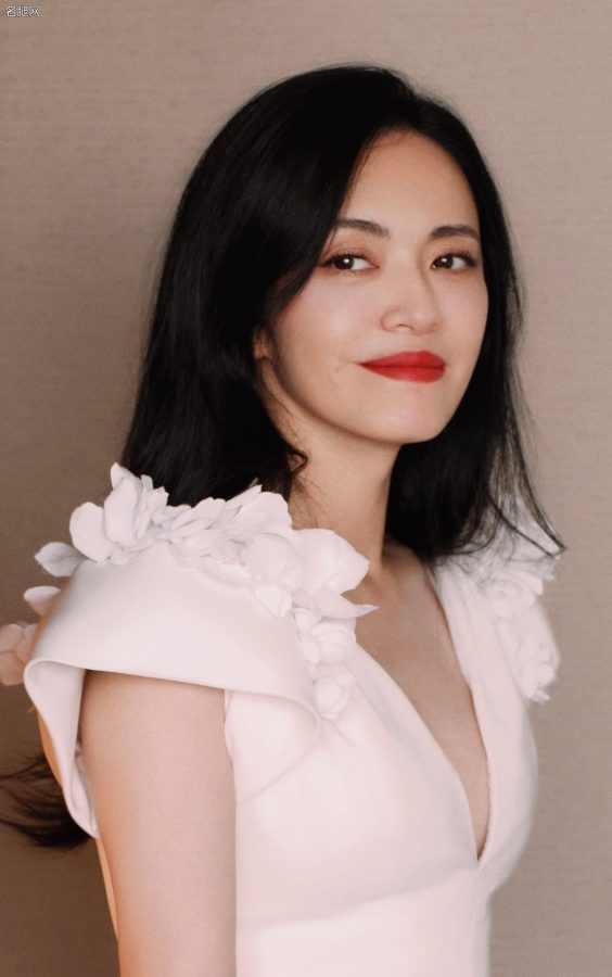 女明星姚晨穿高开叉深V白裙露长腿出席雅诗兰黛活动两片红唇动人(10/14)