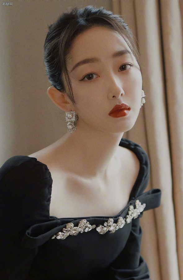 蒋梦婕世间少有的美腿踩细跟凉鞋公园写真(6/6)