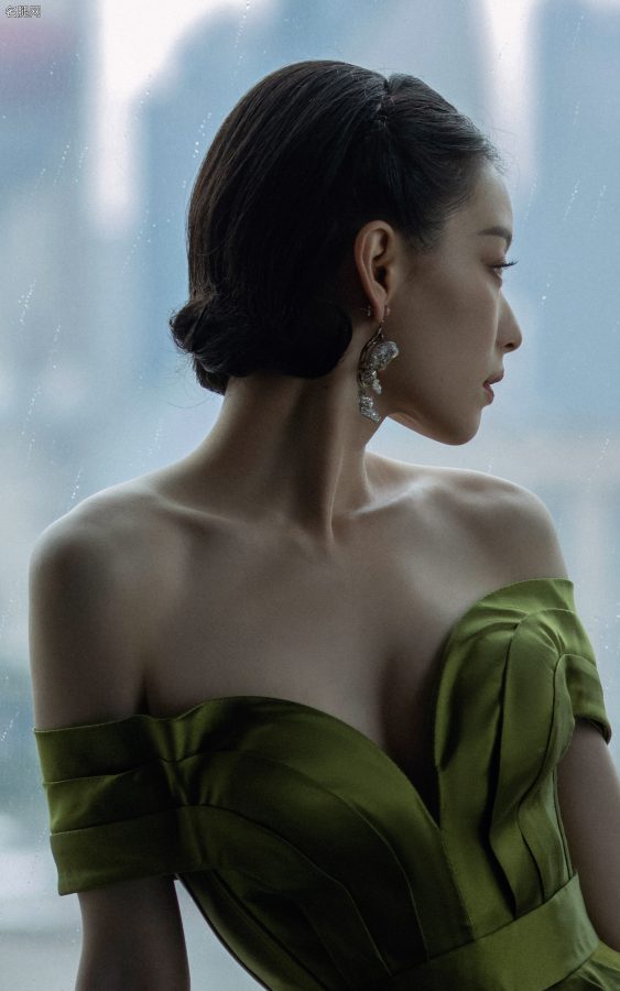 倪妮身穿性感露肩深V礼服出席第27届上海电视节白玉兰绽放颁奖典礼(7/18)