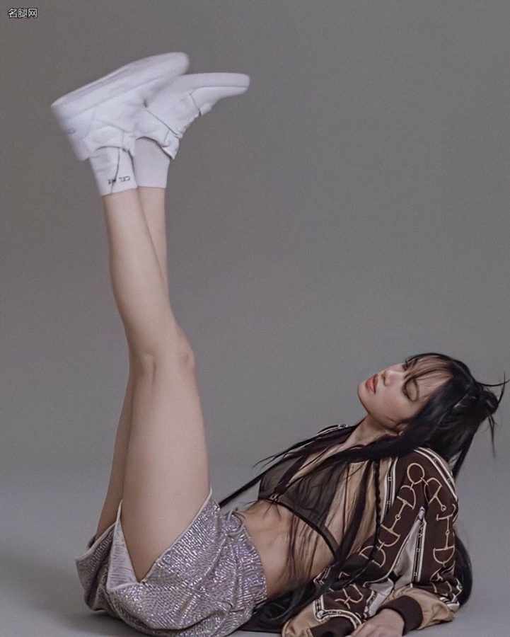 日本《Vogue》杂志LISA圆润美腿大片(3/5)