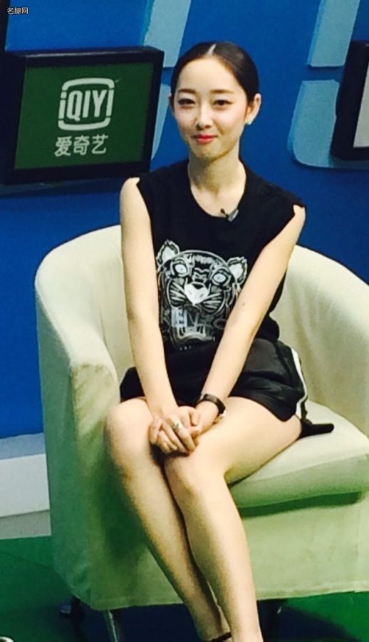 蒋梦婕光着大腿坐在沙发里接受采访(1/7)