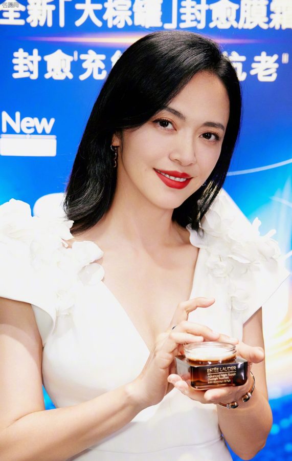 女明星姚晨穿高开叉深V白裙露长腿出席雅诗兰黛活动两片红唇动人(5/14)