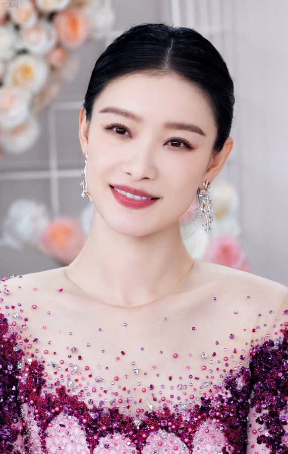 女明星倪妮穿紫色纱裙躺在地上展露玉足(8/9)