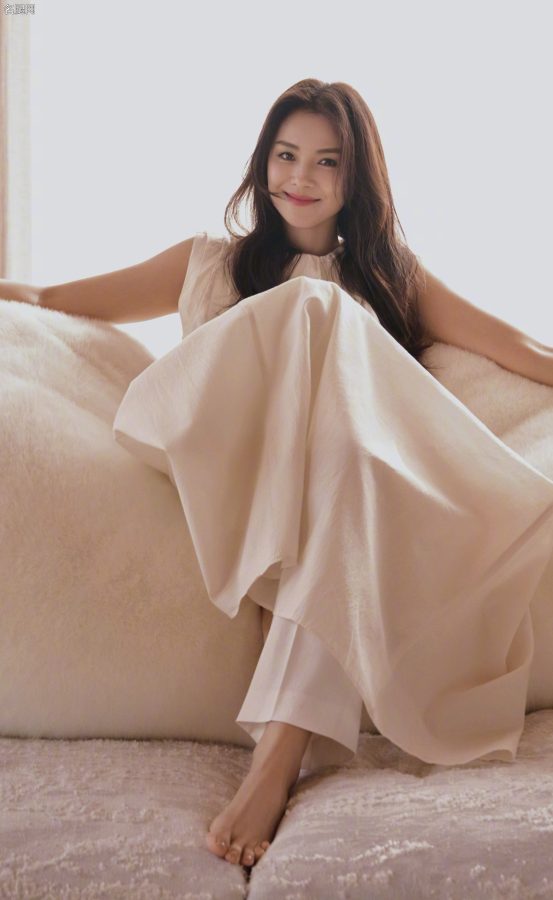 刘涛居家写真坐在沙发里秀玉足(1/7)