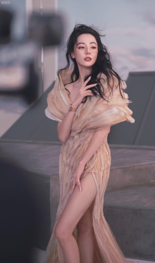 迪丽热巴波浪卷发高级颜值登录《费加罗》杂志封面(9/9)