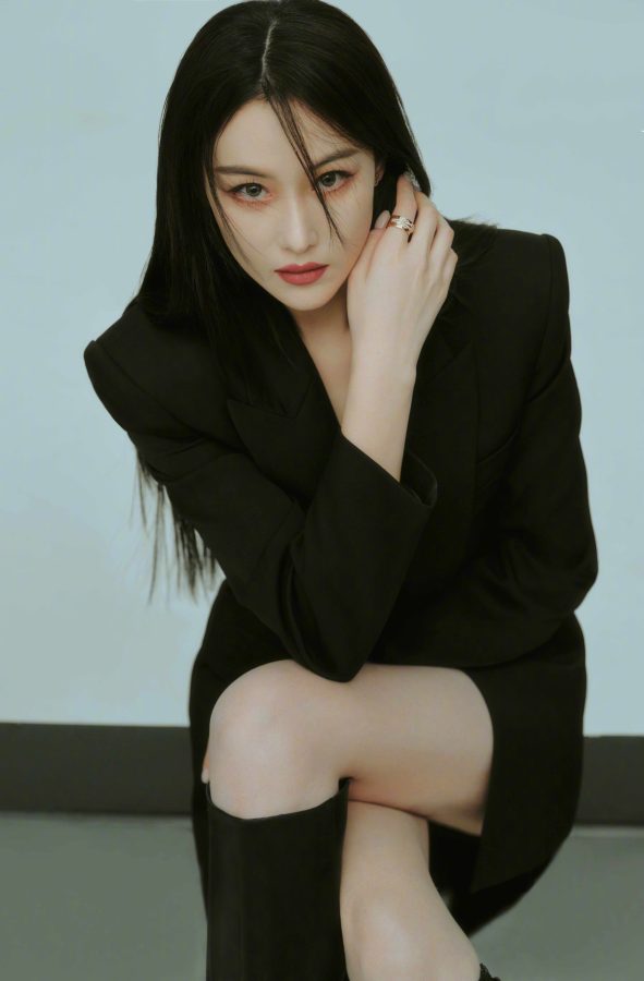 《昕薇》杂志封面人物张馨予美腿冷艳大片(8/8)