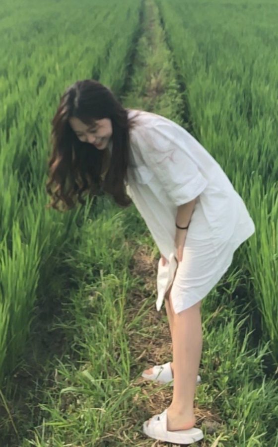 女歌手程佳佳麦田里秀白腿(2/3)