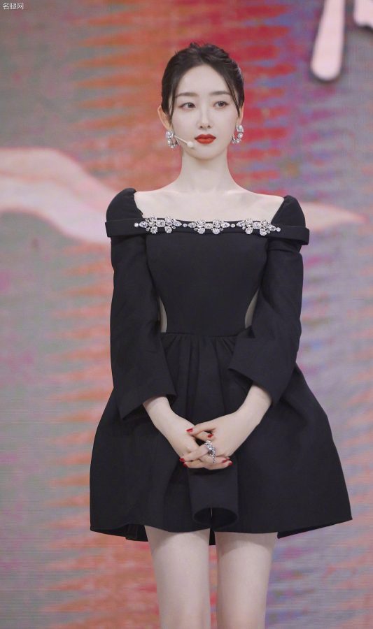 蒋梦婕世间少有的美腿踩细跟凉鞋公园写真(3/6)