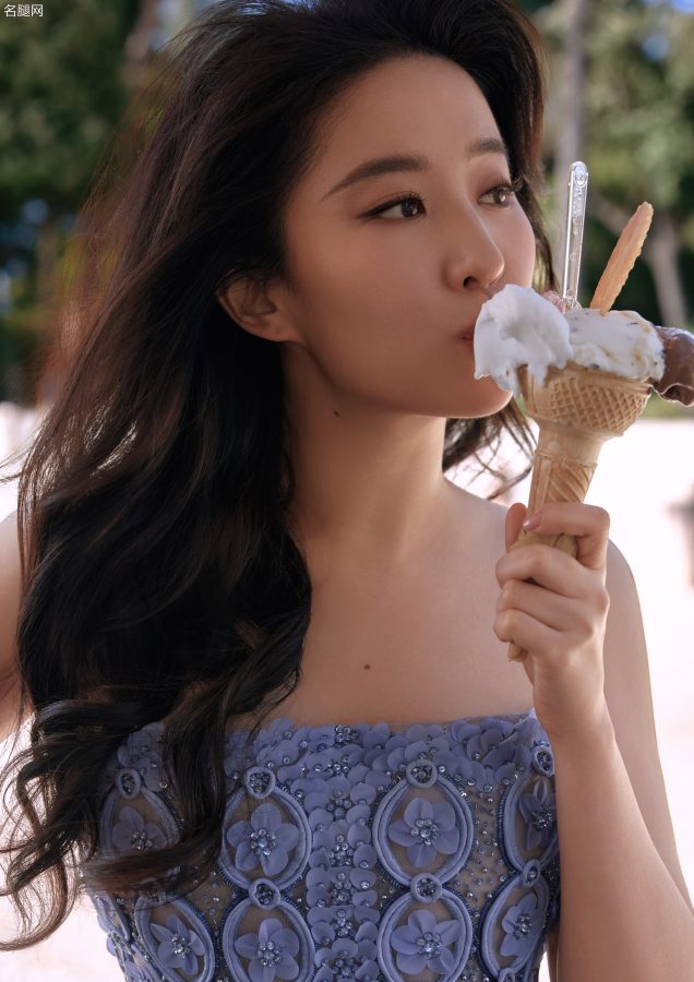 女明星刘亦菲身穿华丽镶钻紫色抹胸礼服香肩光滑(5/11)