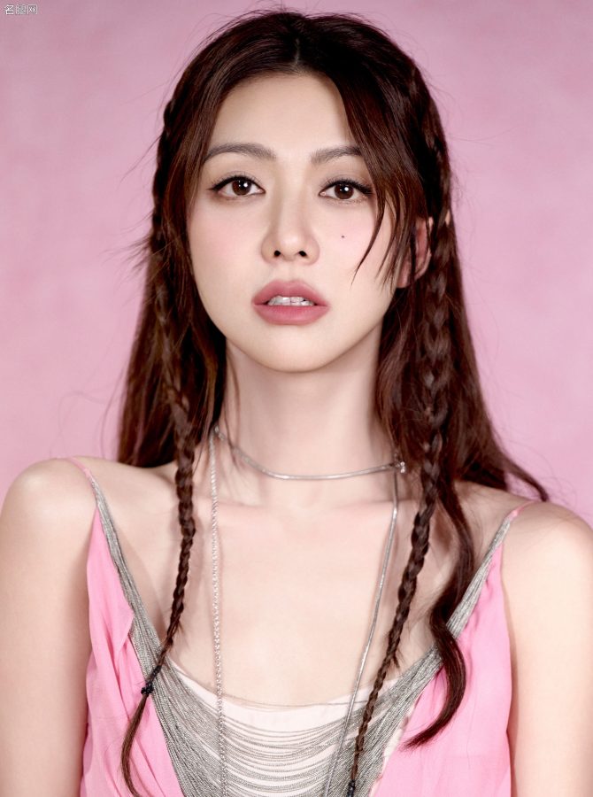 薛凯琪穿开叉粉裙脱高跟鞋露美足(5/5)
