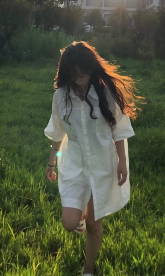 女歌手程佳佳麦田里秀白腿(3/3)