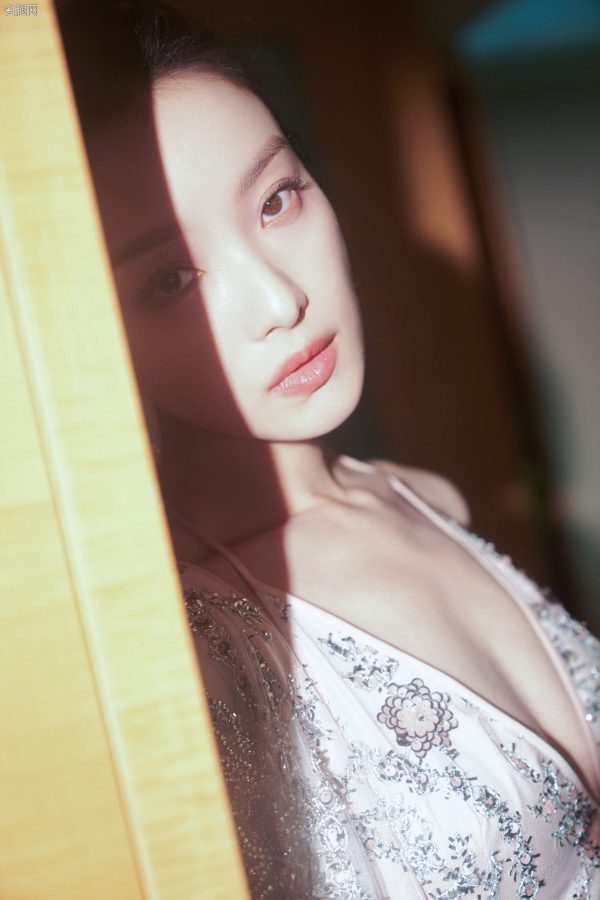 倪妮身穿深V鲜花长裙脚踩防水台恨天高闪耀出席VOGUE时尚盛典(10/14)