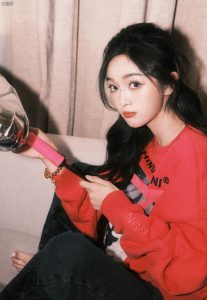 甜美少女吴宣仪趴在沙发上展露脚底