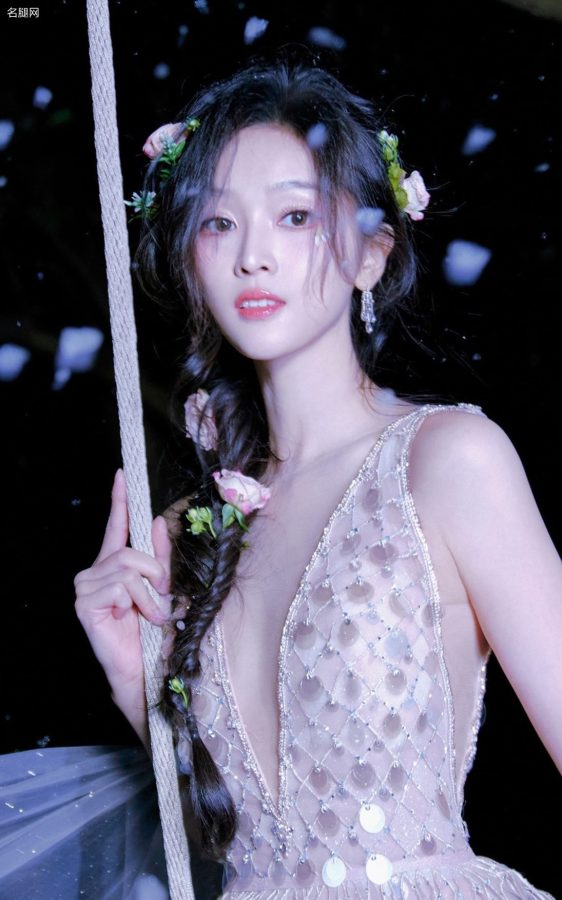 吴宣仪在魔幻森林穿优雅公主裙荡秋千秀玉足(5/7)