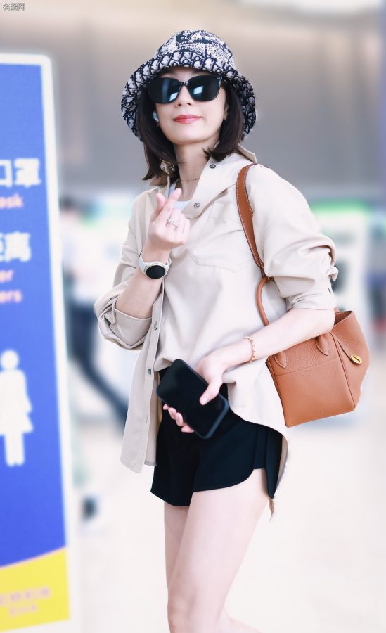 贾静雯穿短裤现身机场展露一双成熟修长的美腿(11/12)