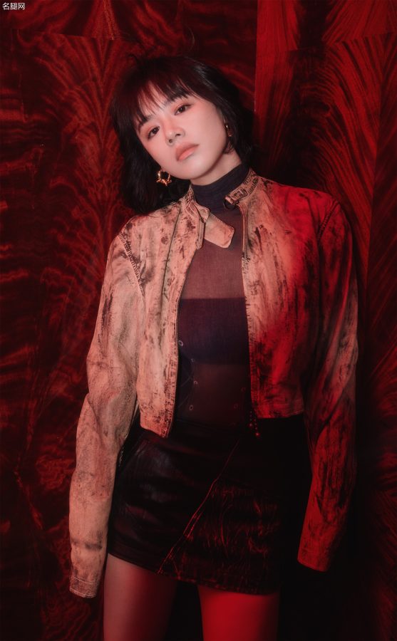 马思纯穿半透薄纱上衣配超短裙展现叛逆少女魅力(5/6)