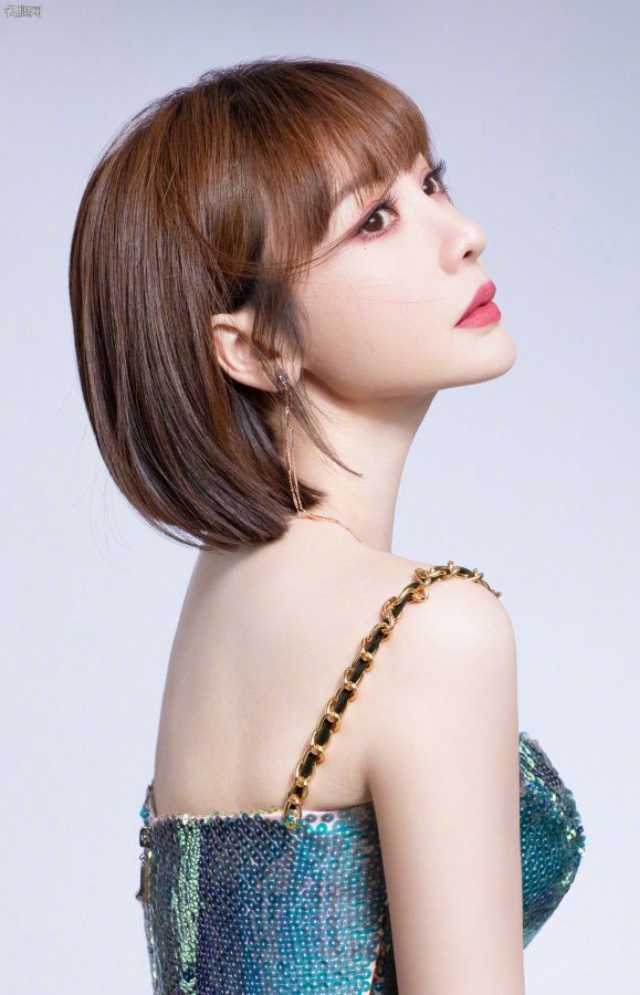 女主持人柳岩穿吊带露背开叉礼服展现热辣身材(6/6)
