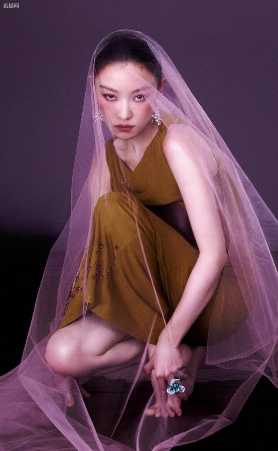 《时尚芭莎》倪妮美腿穿红色丝袜展示柔美女性魅力(3/10)