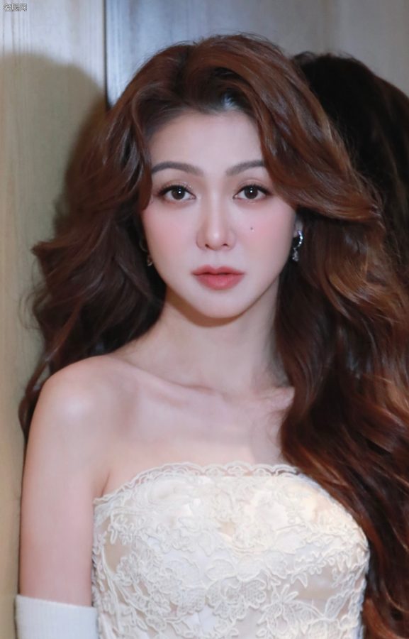 薛凯琪穿一条超短连衣裙展示穿了丝袜的长腿(7/13)