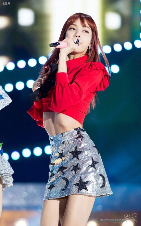 BLACKPINK成员LISA穿超短裙踩长靴秀小蛮腰大长腿(10/10)