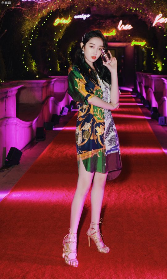 蒋梦婕美腿踩细跟凉鞋出席我爱菲拉格慕女士香水发布活动(1/7)