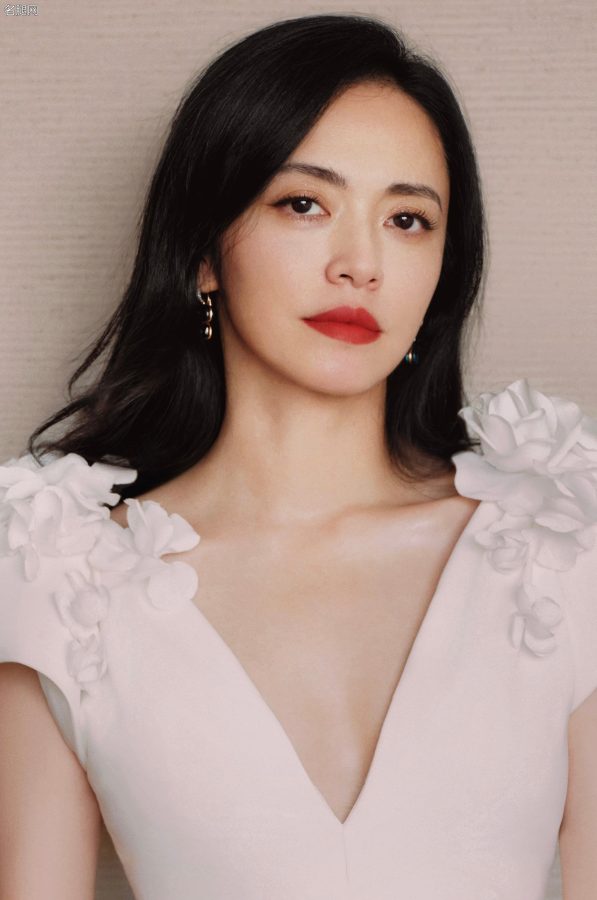 女明星姚晨穿高开叉深V白裙露长腿出席雅诗兰黛活动两片红唇动人(9/14)