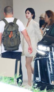 杨幂细长腿踩尖头细高跟成为第一位享界S9车主