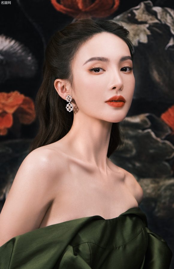 金晨国剧盛典红毯穿一条露肩抹胸长裙宛如一只魅人的狐狸精(8/10)