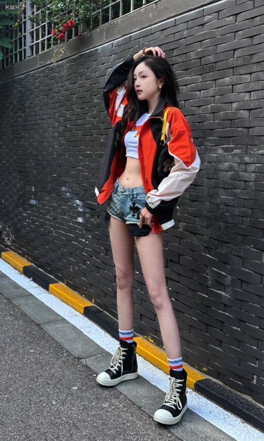 吴宣仪穿牛仔热裤出门一双细长美腿和小蛮腰吸引路人眼光(4/9)