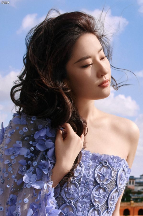 女明星刘亦菲身穿华丽镶钻紫色抹胸礼服香肩光滑(7/11)