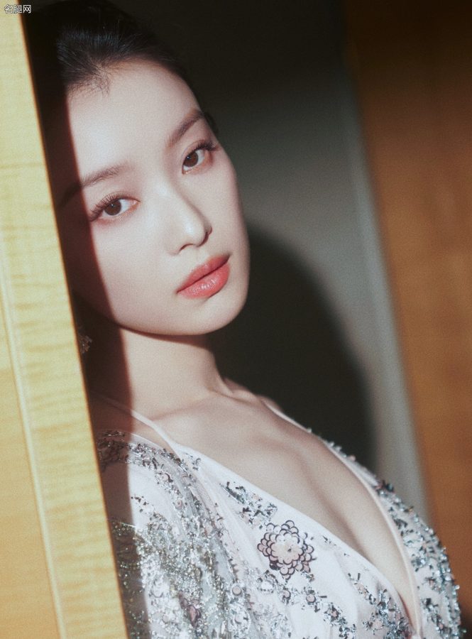 倪妮身穿深V鲜花长裙脚踩防水台恨天高闪耀出席VOGUE时尚盛典(11/14)