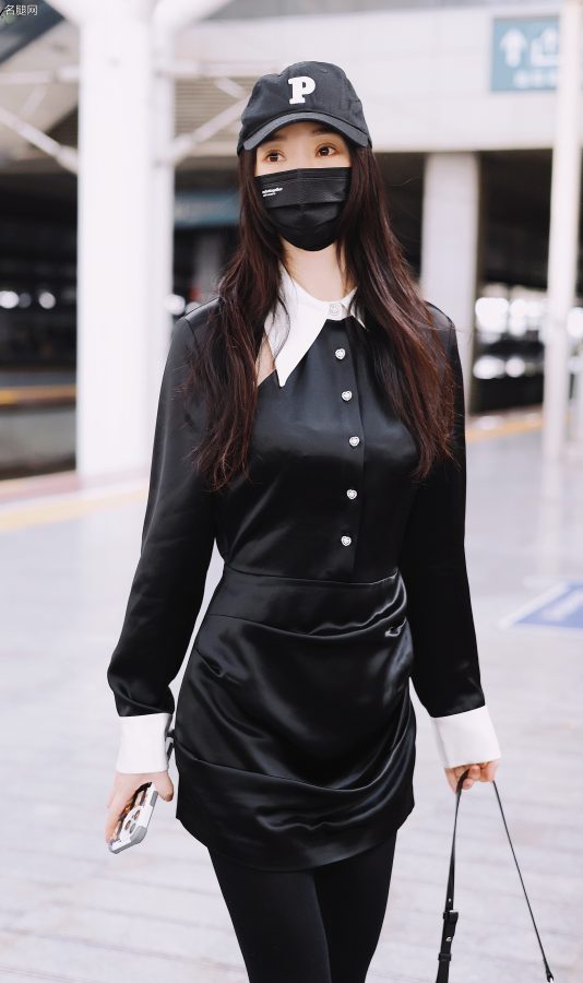性感女主播柳岩现身机场一双长腿裹厚黑丝袜(2/4)
