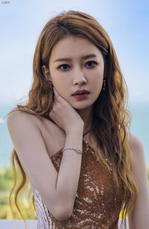 女明星孙怡穿吊带露背礼服光脚在河边拍照(5/8)