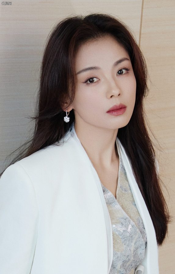 美刘涛穿白西装踩白色细高跟代言华为手机(5/13)