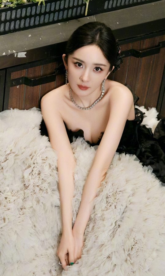 杨幂实在是太会盯屏了(6/8)