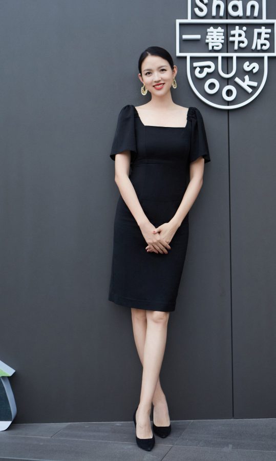 长身美女张梓琳出席书店开幕典礼(2/2)