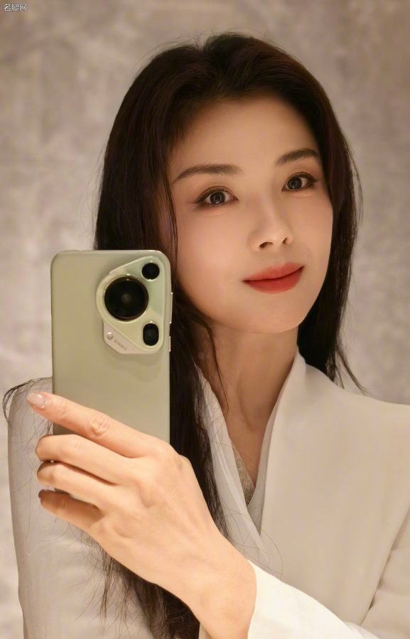 美刘涛穿白西装踩白色细高跟代言华为手机(8/13)