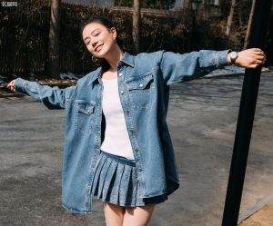 马思纯穿牛仔裙配长靴展现青春美妙大腿