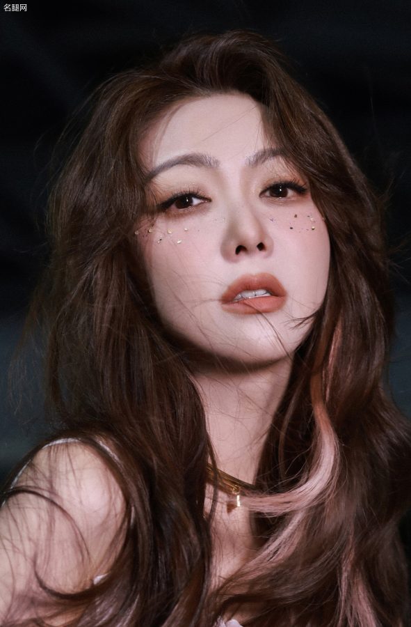 薛凯琪穿超短裙配肉丝袜手戴白丝手套太优雅了(3/14)