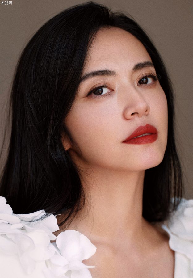 女明星姚晨穿高开叉深V白裙露长腿出席雅诗兰黛活动两片红唇动人(13/14)